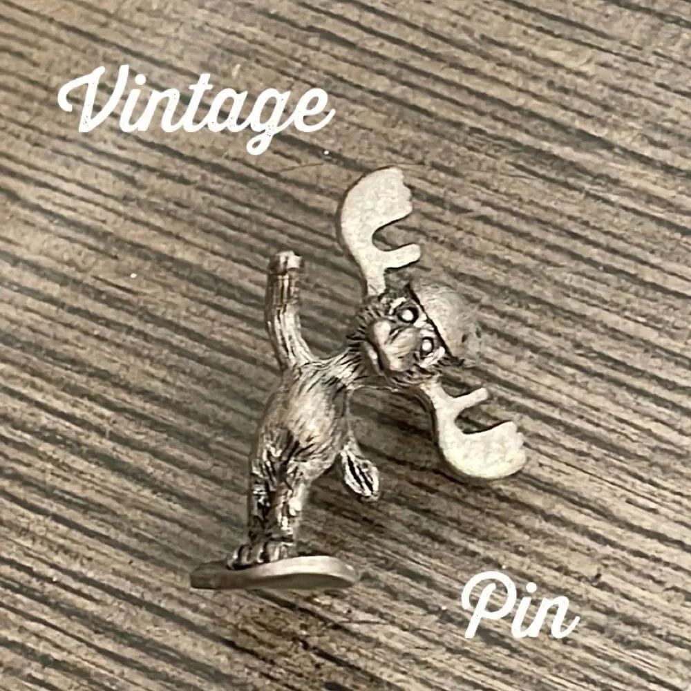 Markie Moose a very talented moose. By Mark Eliot Schwabe Snowboarding Moose Pin